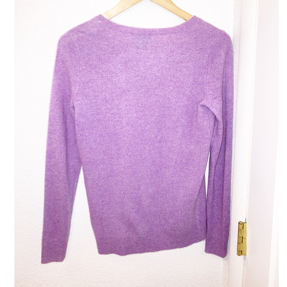 BLOOMINGDALE’S Cashmere V-Neck Dark Lavender Long Sleeve Sweater SZ: X-Small - Picture 7 of 7